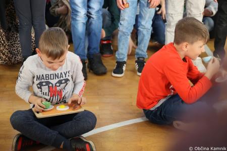 Otroci Osnovne šole Marije Vere so pozdravili pomlad in se spomnili knjižnih junakov (42)